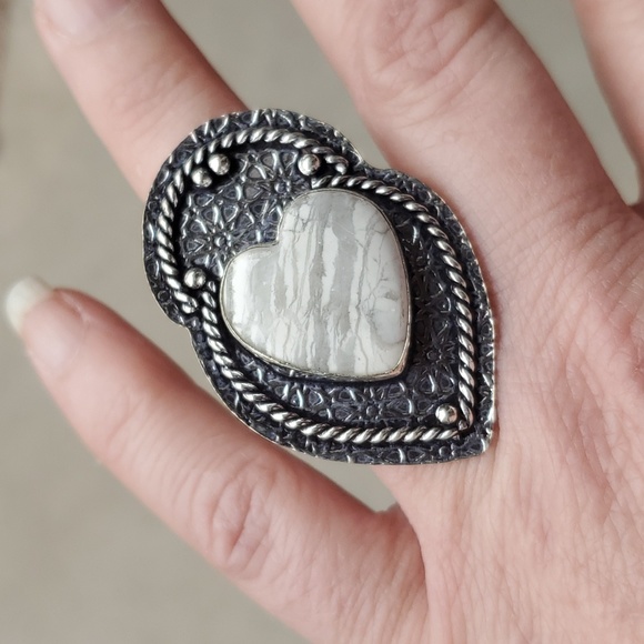 New Overzized Carved Heart Shaped Howlite 925 Silver Statement Ring. - Picture 3 of 12